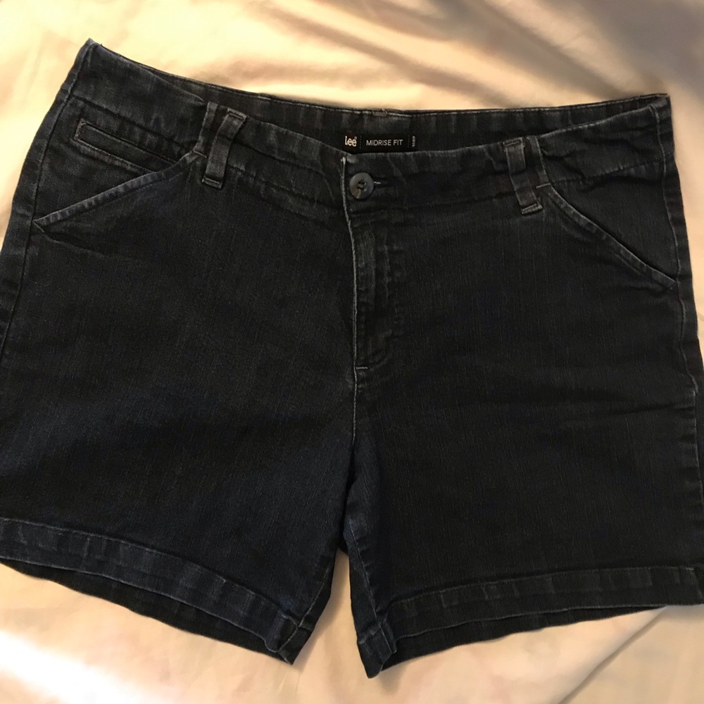 Lee Midrise Jean shorts.  Size 16 Med. Good condition.